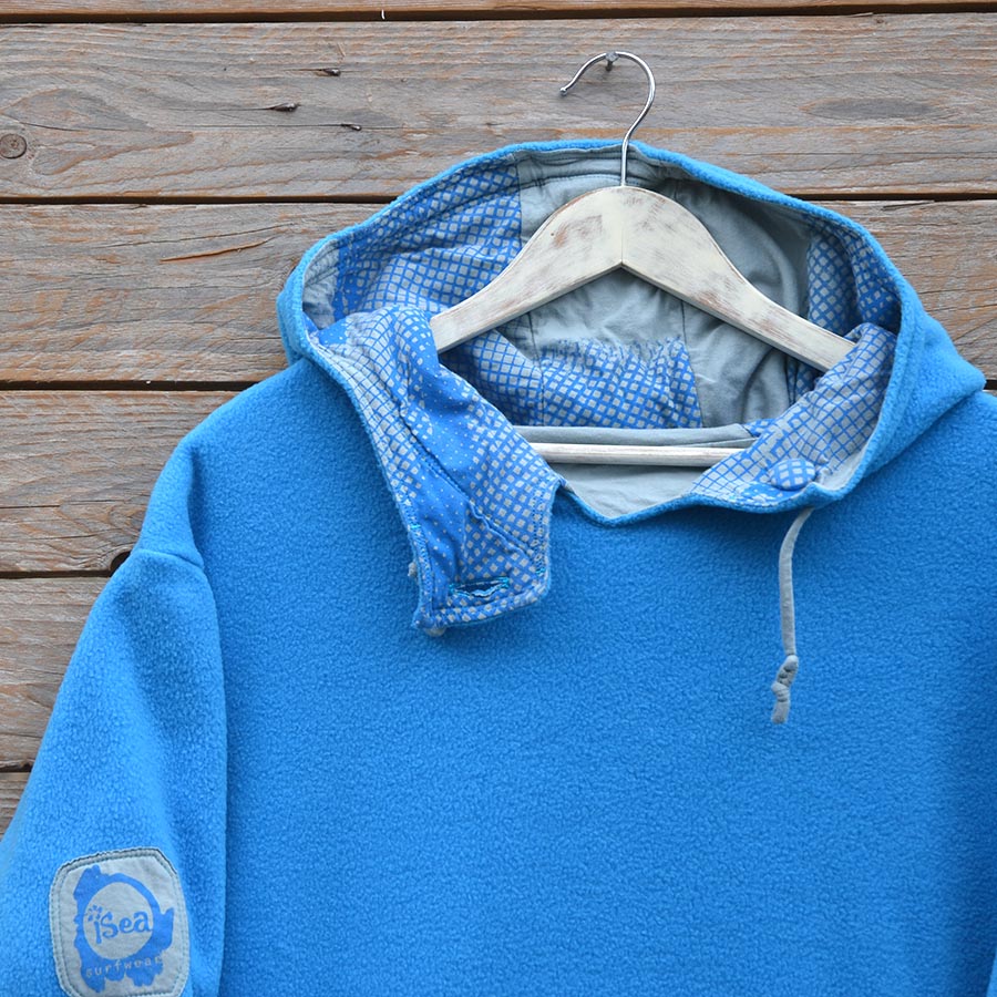 Close up Men's reversible hoody, size large in turquoise and grey