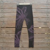 Printed leggings in black/plum