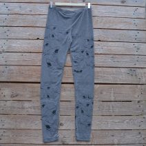 Printed leggings in light grey with shark print in black