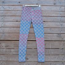 Printed leggings in light grey with mermaid scales in pink turquoise blend