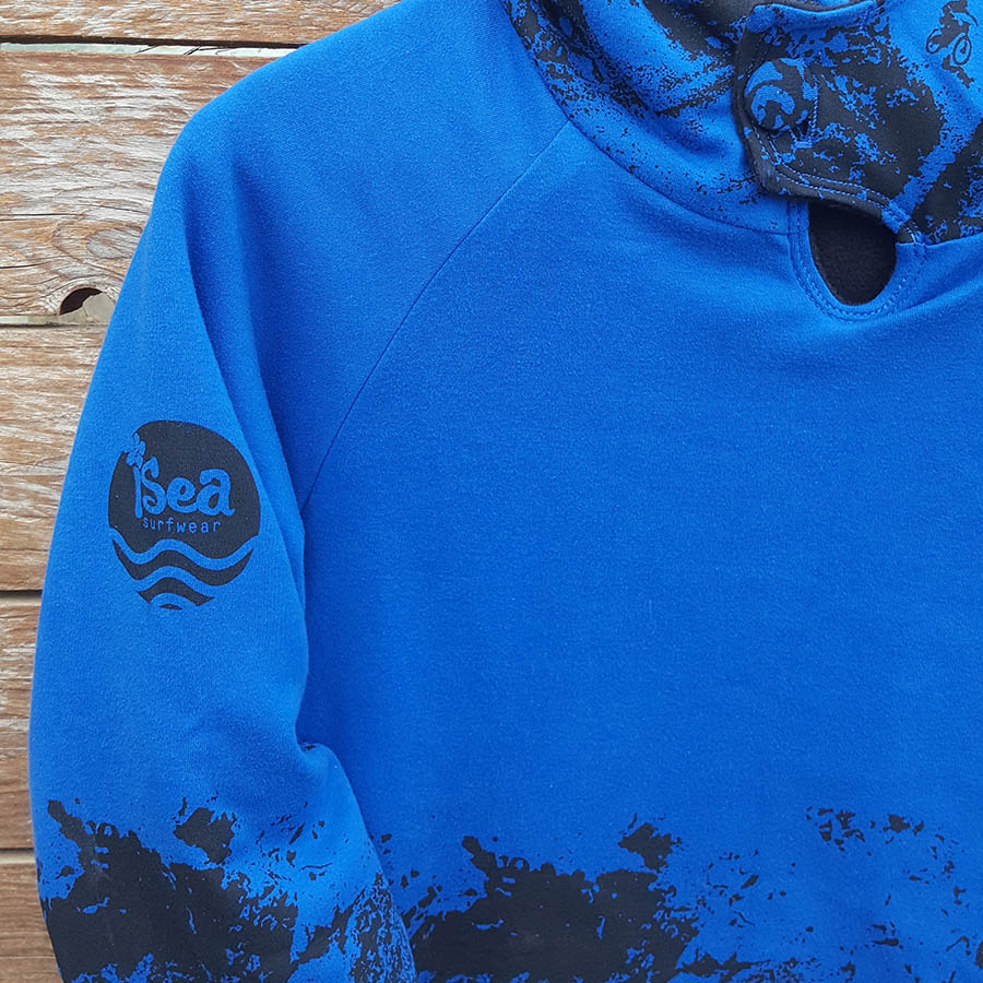 Kid's reversible hoody in black/royal - Close up Kid's reversible hoody in black/royal - close up