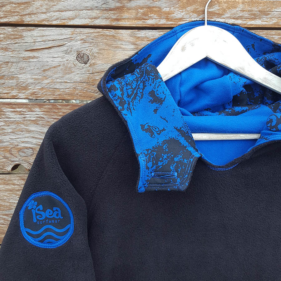 Kid's reversible hoody in black/royal - Close up Kid's reversible hoody in black/royal - close up