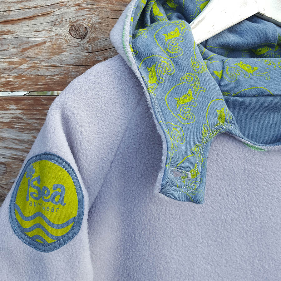 Kid's reversible hoody in light grey /dark grey - Close up Kid's reversible hoody in light grey /dark grey - close up
