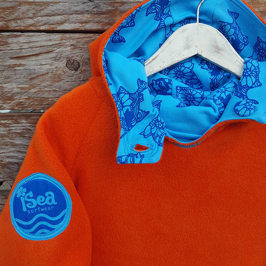 Kid's reversible hoody in orange/turquoise - Close up Kid's reversible hoody in orange/turquoise - close up